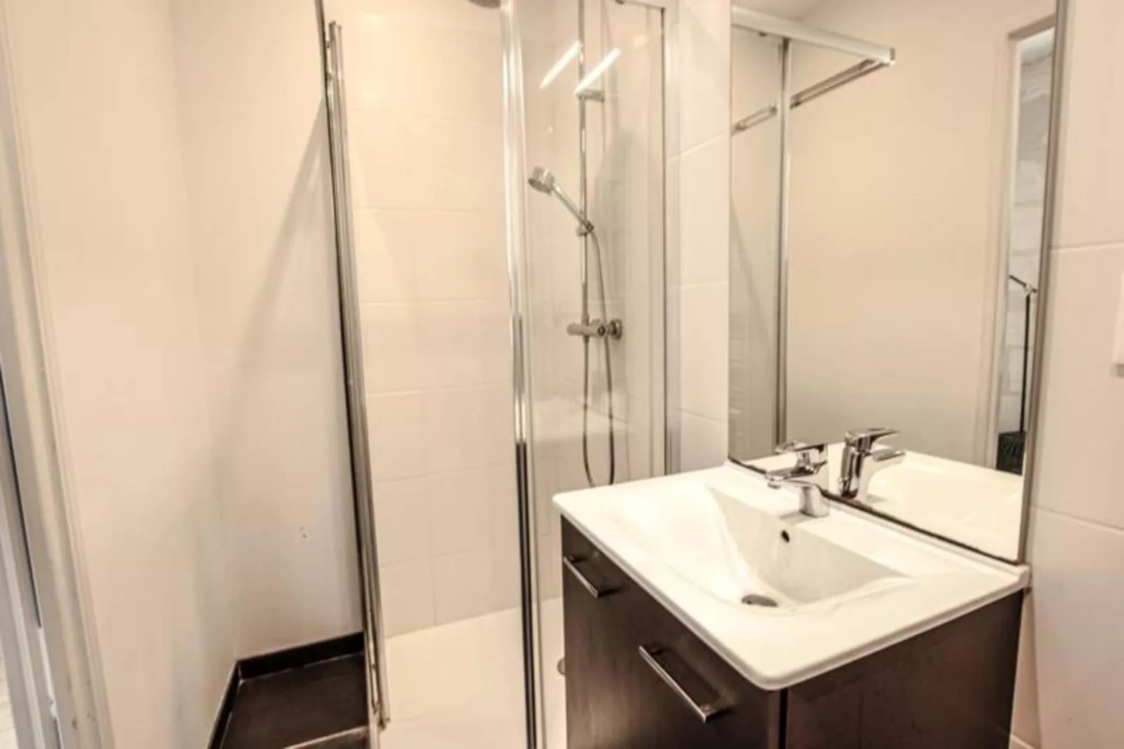 Superbe Appartement Climatis&eacute; En Plein C&oelig;ur Des Chartrons-Bathroom