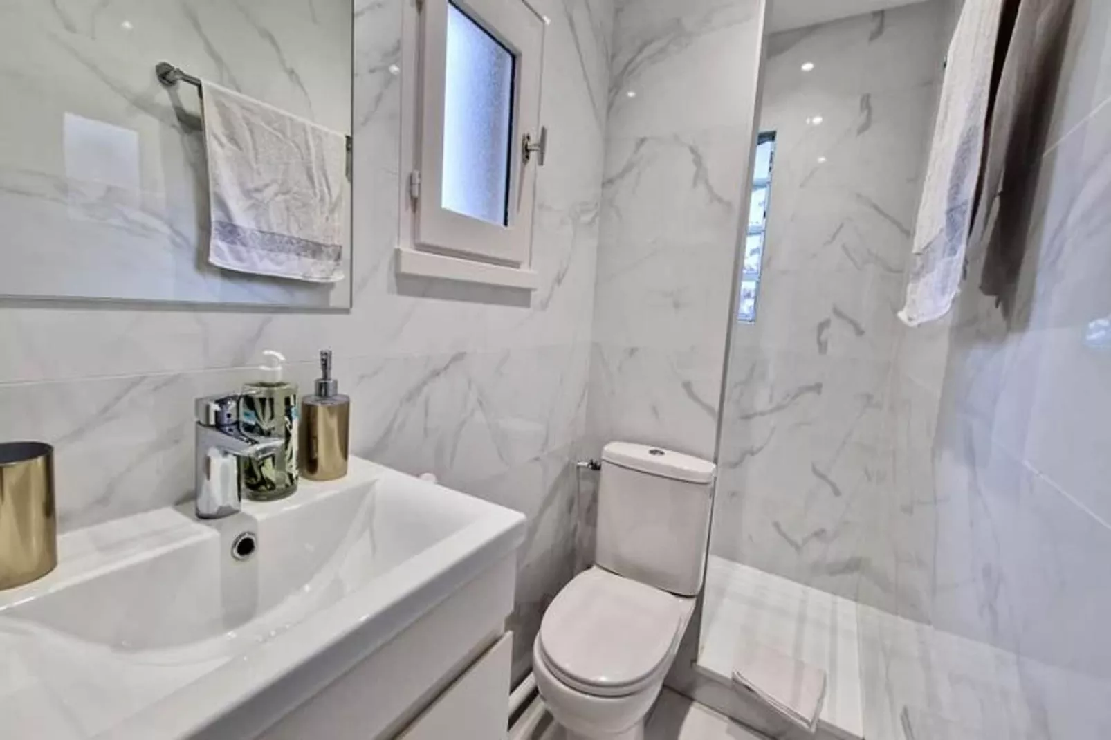 | Le Blue Revol  💡| R&eacute;nov&eacute;, Tout &eacute;quip&eacute;-Bathroom