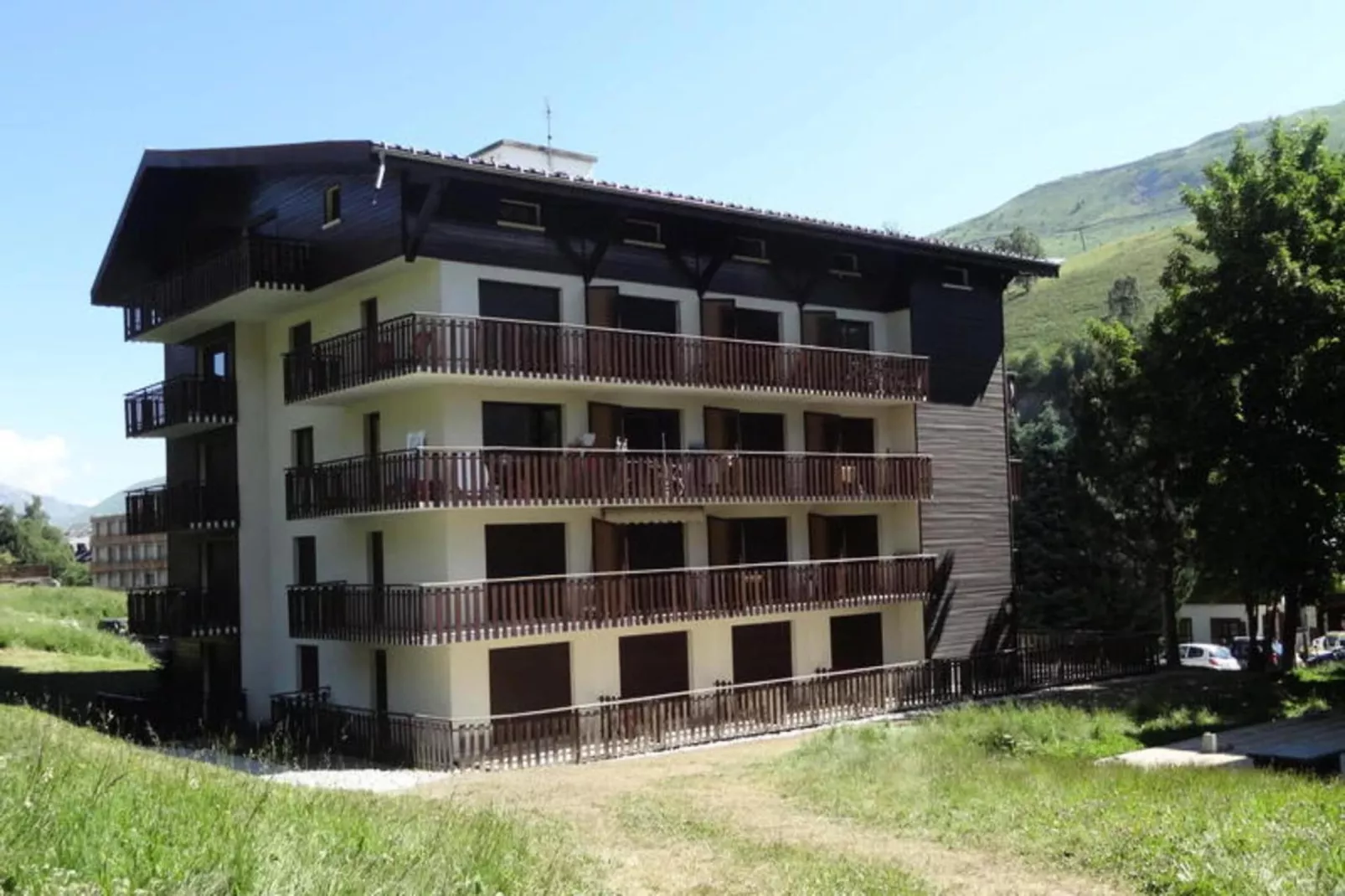 Résidence Brimbelles-Exterior in summer