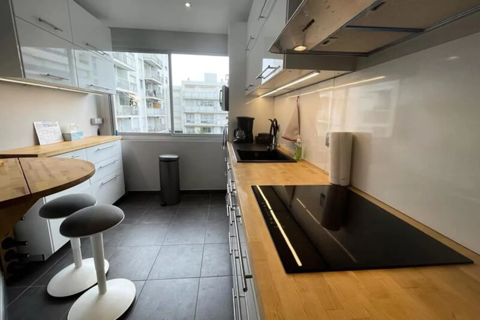 Superbe Appartement Avec Balcon, Garage, 3ch, &agrave; 5min De La Plage-Kitchen
