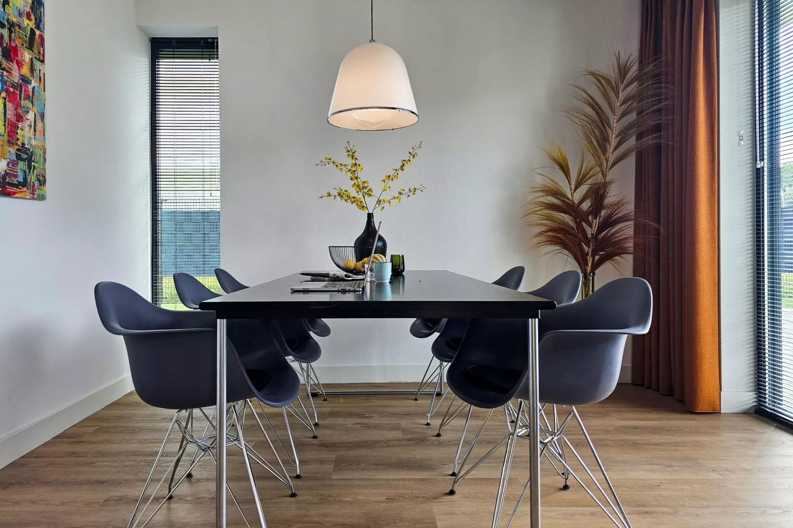 Sub Mari 577-Dining room