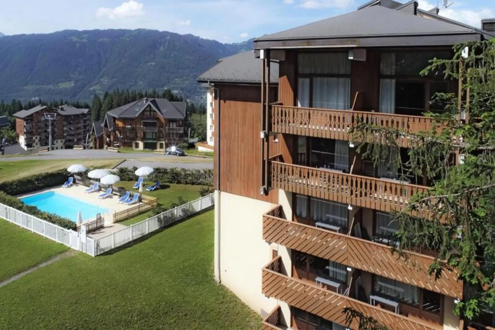 Résidence Odalys Le Buet**-Exterior in summer