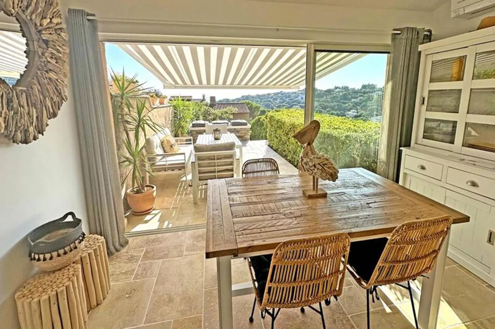 Résidence Bastides De Guerrevieille-Salle à manger