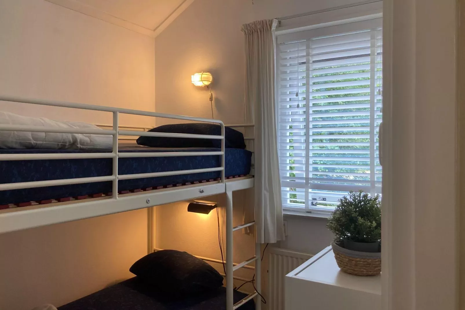 Zeeroos-Bedroom