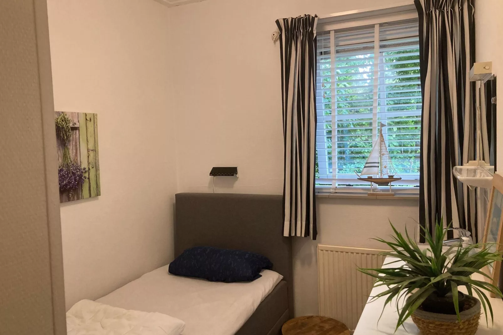 Zeeroos-Bedroom