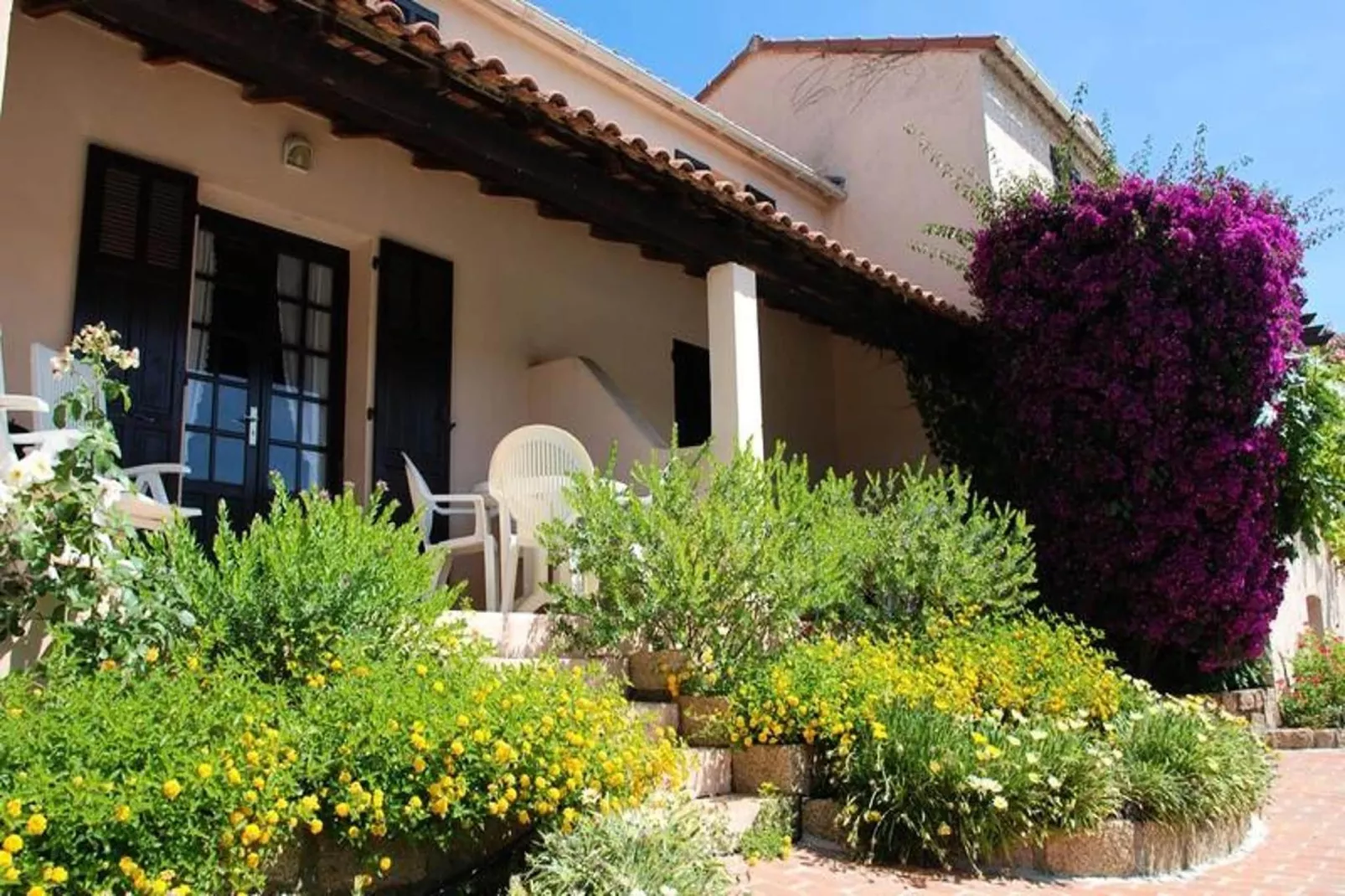 Résidence Marie Diane-Gardens in summer