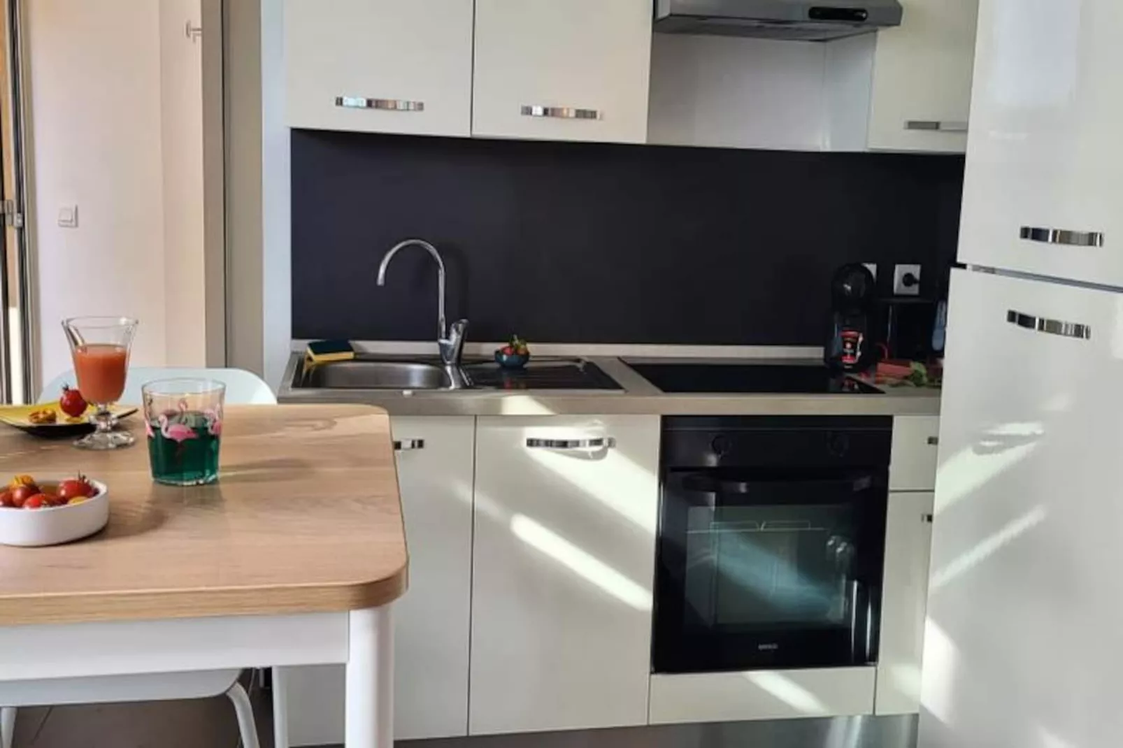 Résidence Une Escale En Bord De Plage Avec Piscine Et Jardins.-Image-tags.