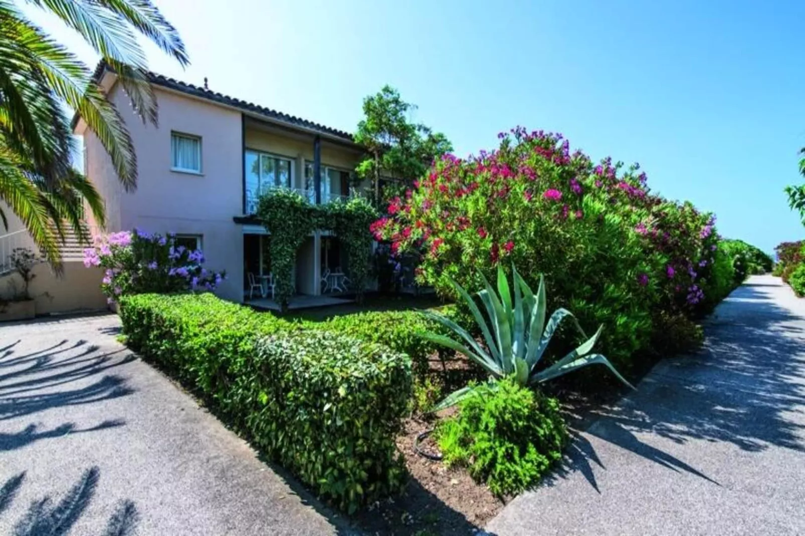 SOWELL Résidences Les Sablons***-Exterior in summer