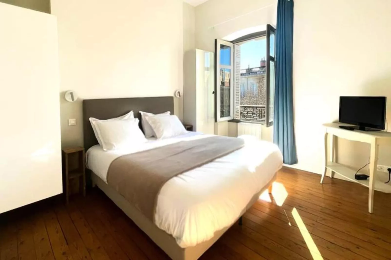 Magnifique Et Lumineux T3 De Charme Aux Quinconces Id&eacute;al Pour 4 Personnes-Exterior in summer