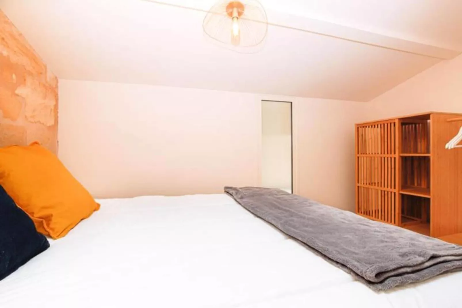 Appartement Avec Cachet En Duplex De 2 Chambres Situ&eacute; Vers La Gare St-jean-Living room