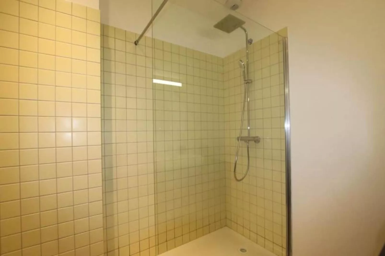 Charmant Et Rayonnant Appartement De 55 M&sup2; Situ&eacute; Dans Le Coeur De Bordeaux-Salon