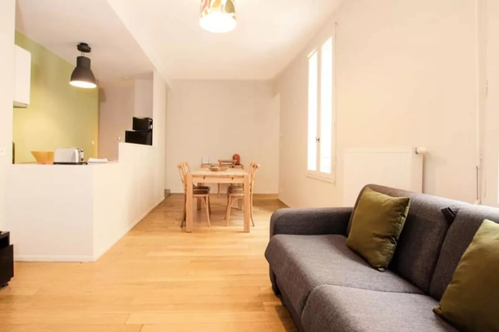 Superbe T2 Aux Prestations De Qualit&eacute; Au Jardin Public Pour 4 Personnes-Living room