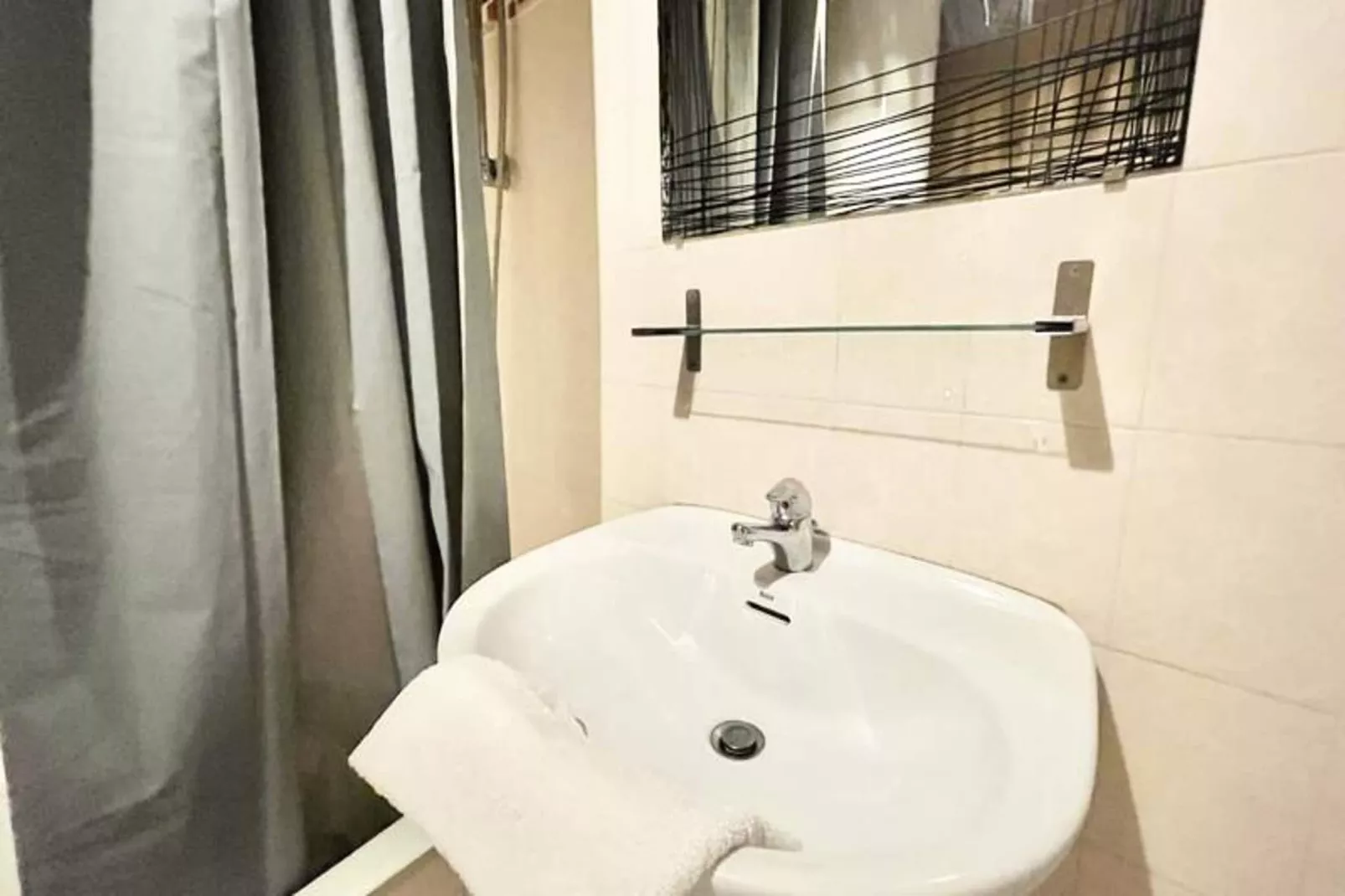 | Le F&eacute;lix 🌞 | Proche Gem, Gare | Tout &eacute;quip&eacute;-Salle de bain