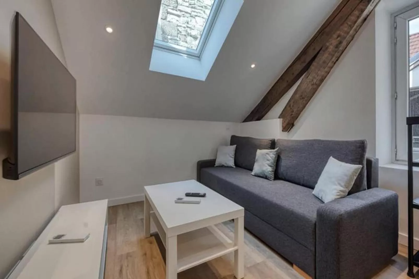 | Beau T2 Enti&egrave;rement R&eacute;nov&eacute; Dans L'hyper Centre, Face Gare 🚅-Salon