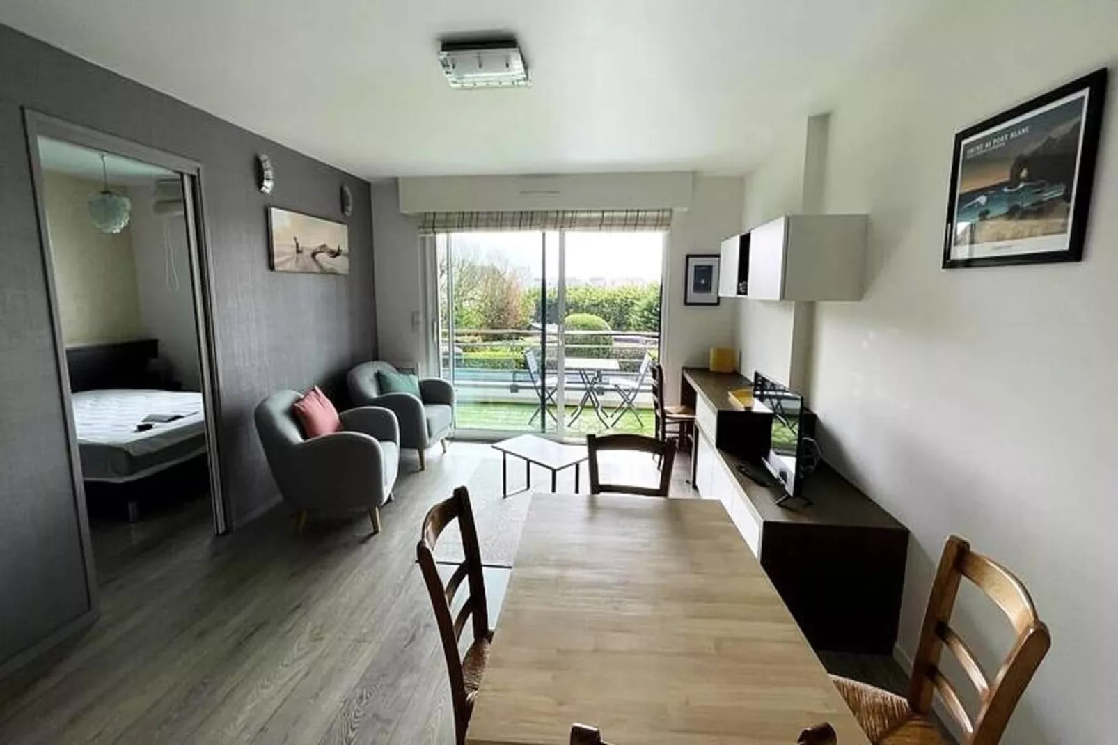 Résidence Bel Appartement En R&eacute;sidence Centre Ville  Avec Parking Class&eacute; 3*-Salle à manger