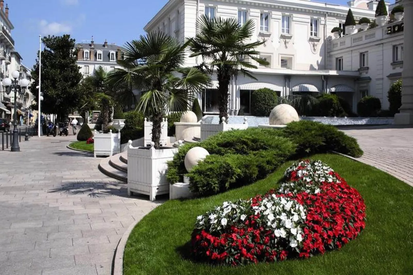 Résidence Le Chateau Durieux 2-Gardens in summer