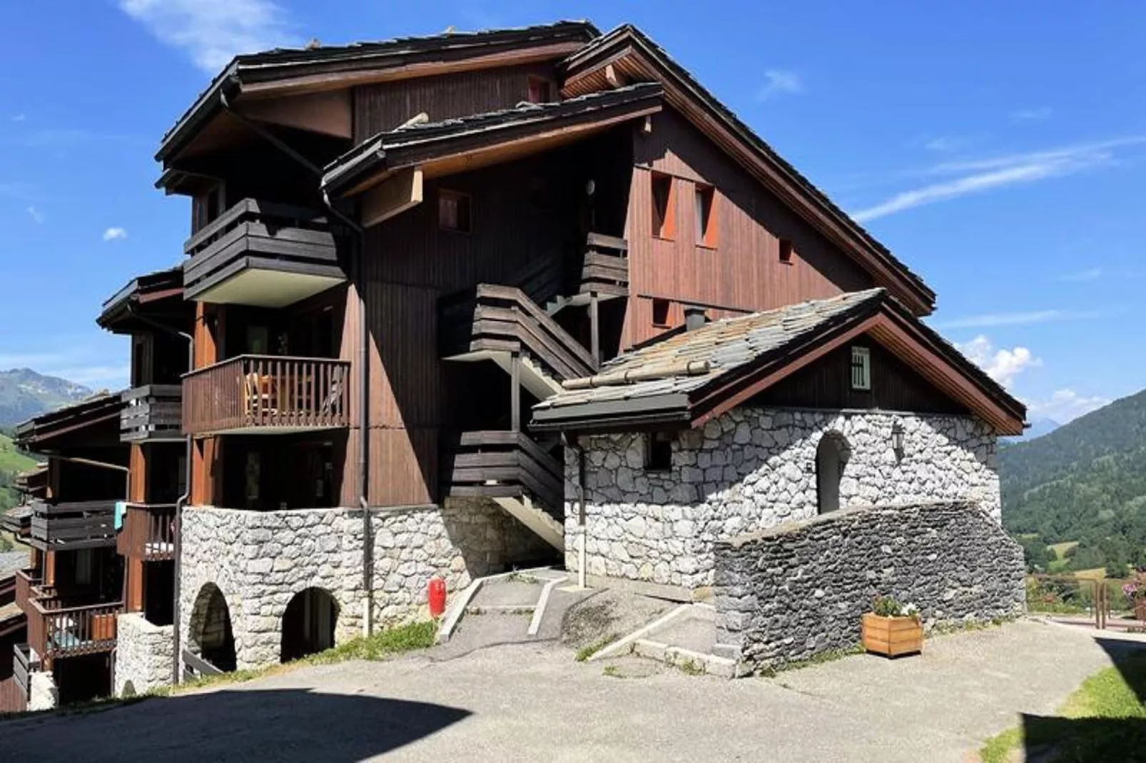 Résidence Portail-Außenbereich Sommer