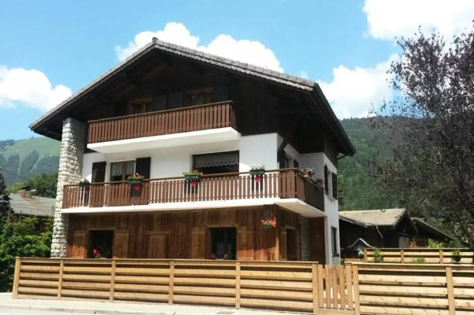 Résidence L'outo-Exterior in summer