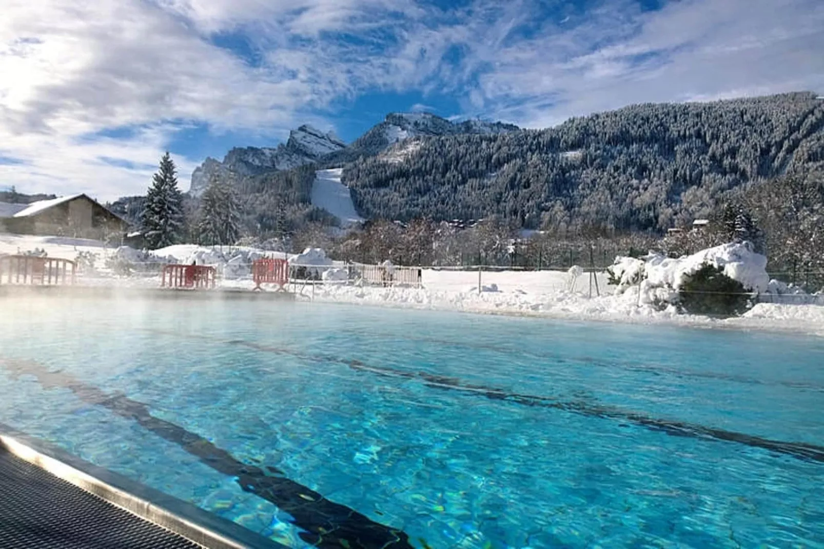 Studio à Les Carroz-d'Arâches-Schwimmbad