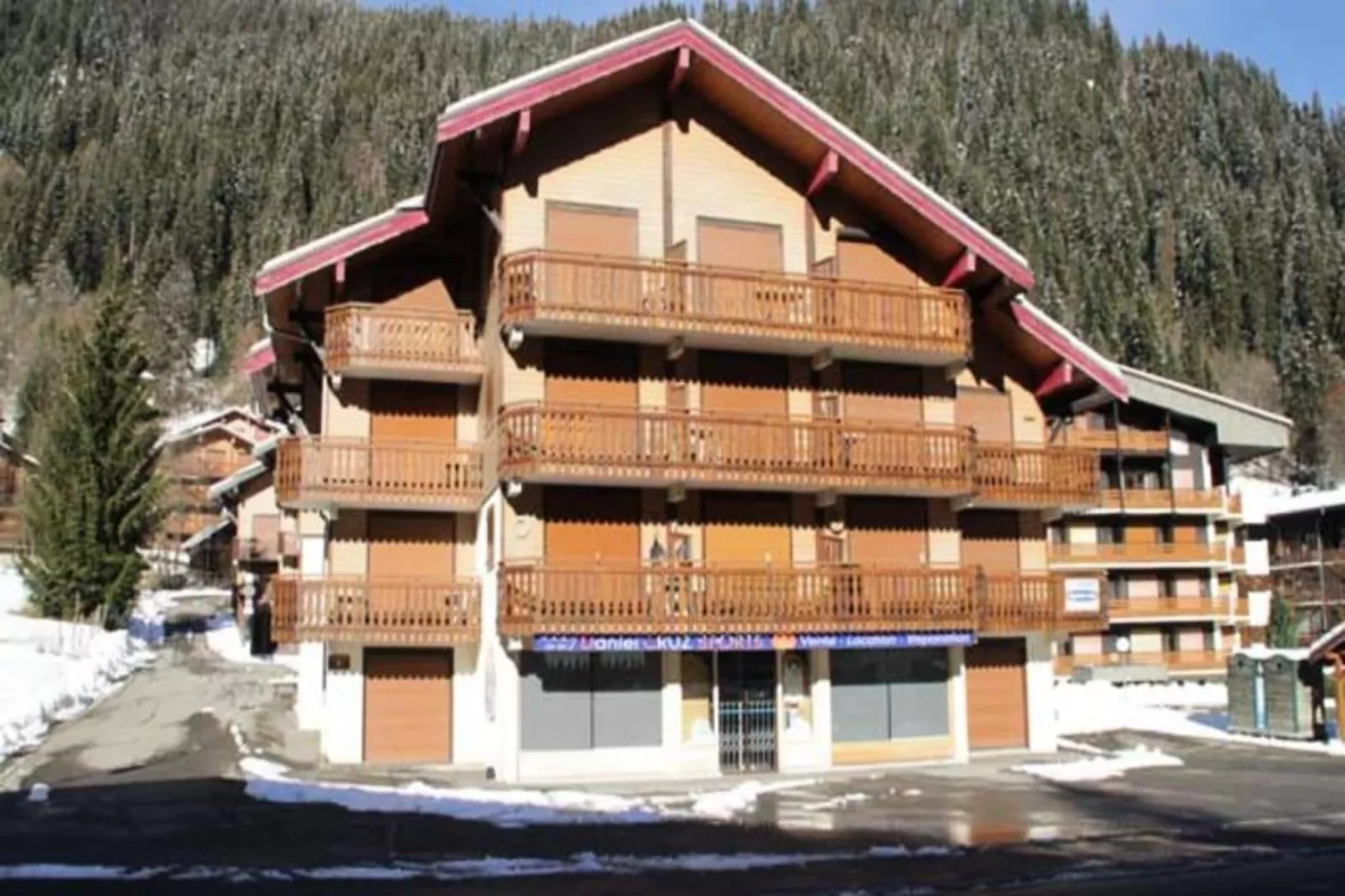 Résidence Les Perthuis-Exterior in winter