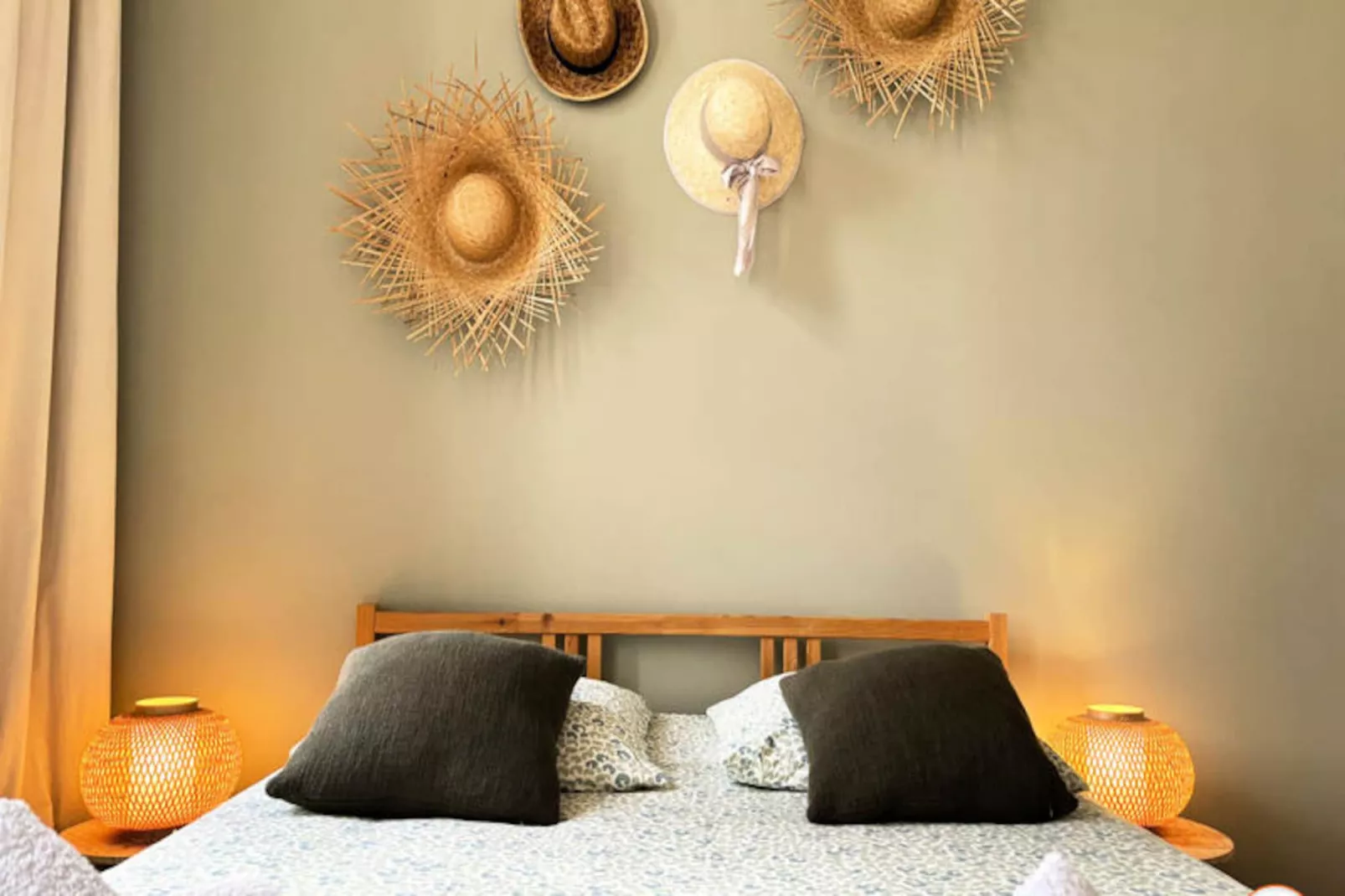 🌴 L'exotique - Vue Pl. Vieux March&eacute; - Standing-Image-tags.