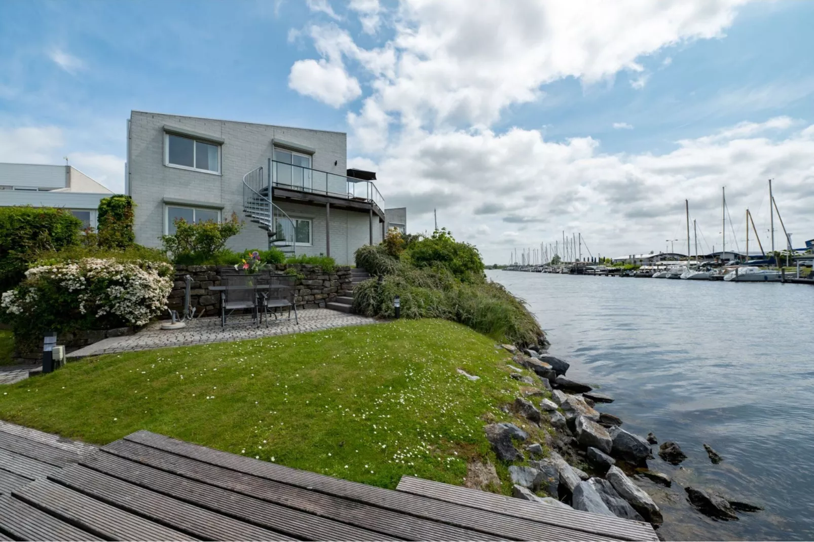 Veerdam 42-Exterior summer