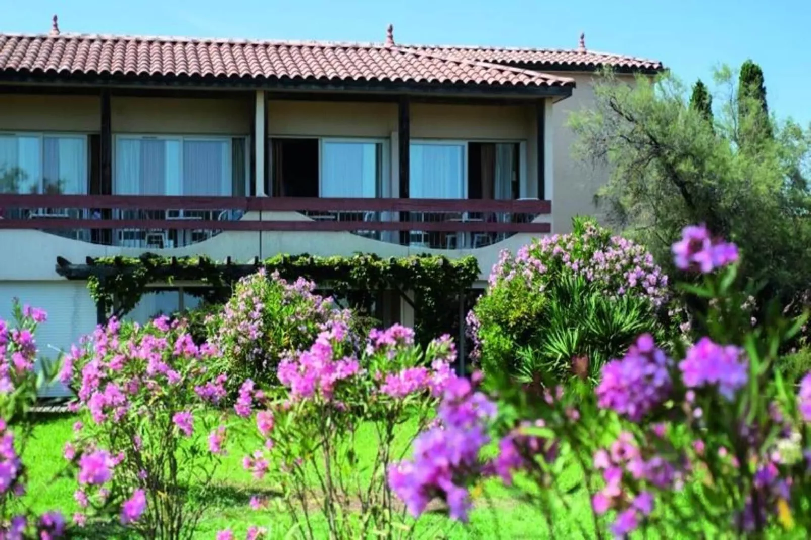 SOWELL Résidences Les Sablons***-Exterior in summer