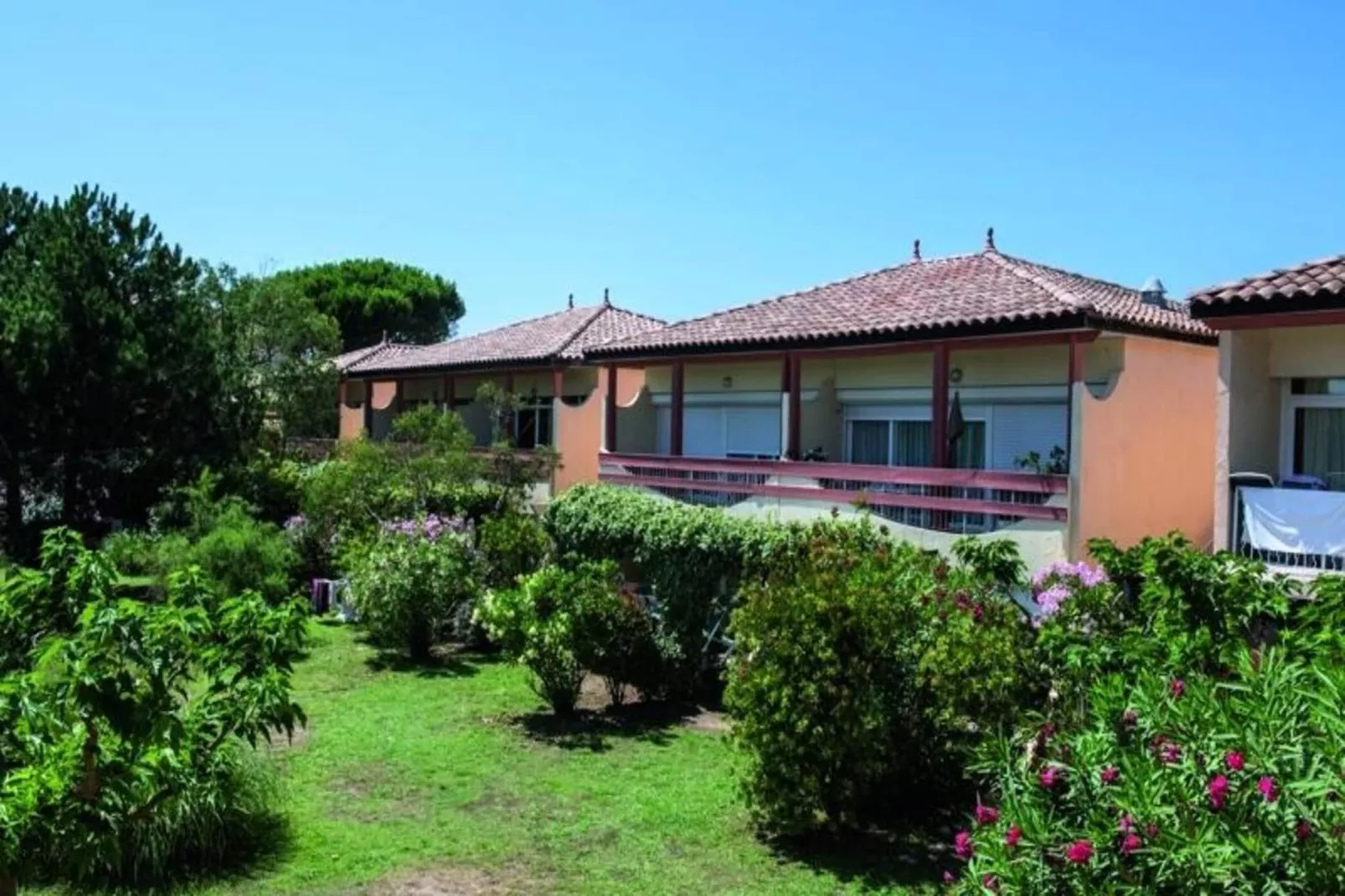 SOWELL Résidences Les Sablons***-Exterior in summer