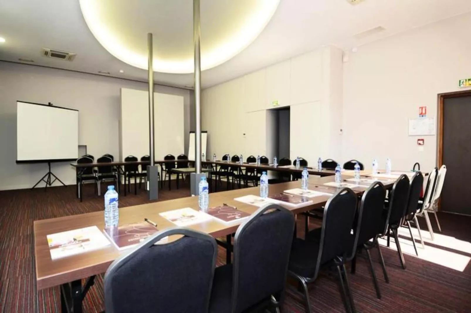 Appart'hôtel Odalys Colombélie-Dining room