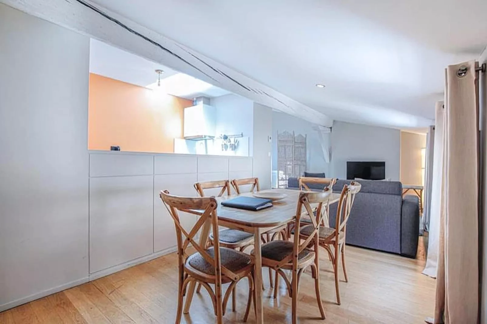 Superbe T2 De Qualit&eacute; Et R&eacute;nov&eacute;, Au Jardin Public, Pour 4 Personnes-Living room