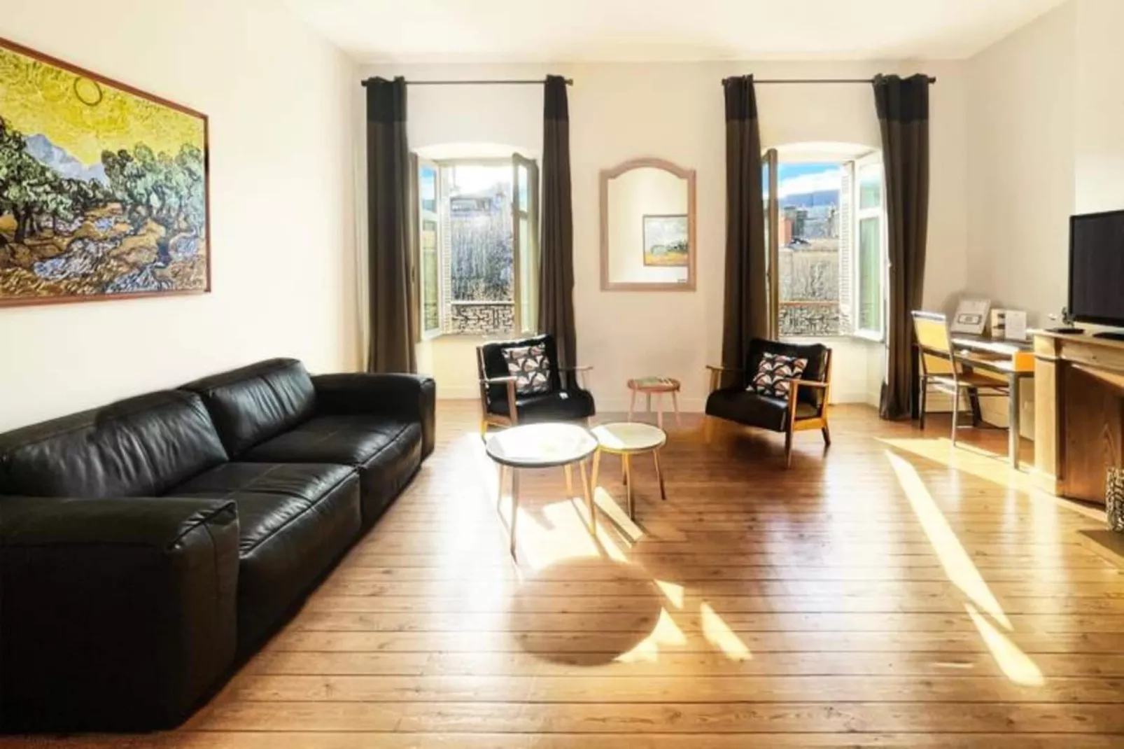 Magnifique Et Lumineux T3 De Charme Aux Quinconces Id&eacute;al Pour 4 Personnes-Exterior in summer