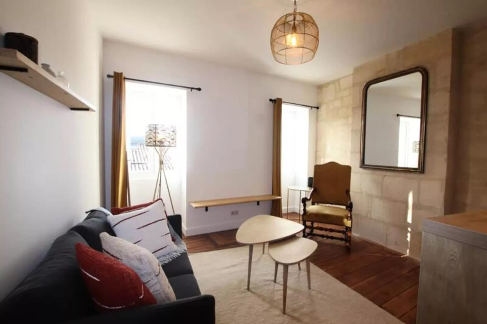 Charmant Et Rayonnant Appartement De 55 M&sup2; Situ&eacute; Dans Le Coeur De Bordeaux-Salon