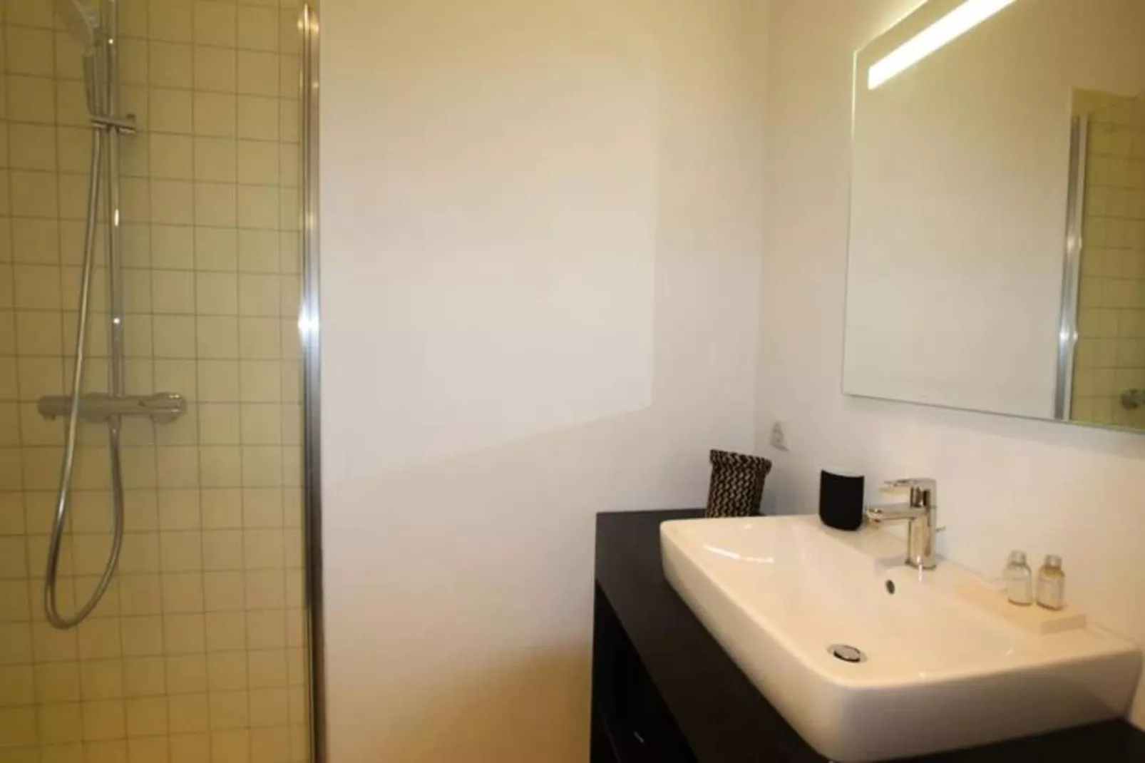 Charmant Et Rayonnant Appartement De 55 M&sup2; Situ&eacute; Dans Le Coeur De Bordeaux-Salon