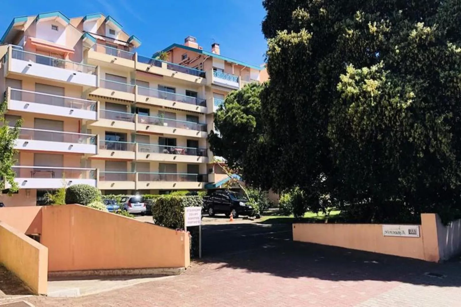 Résidence Eugénie-Exterior in summer