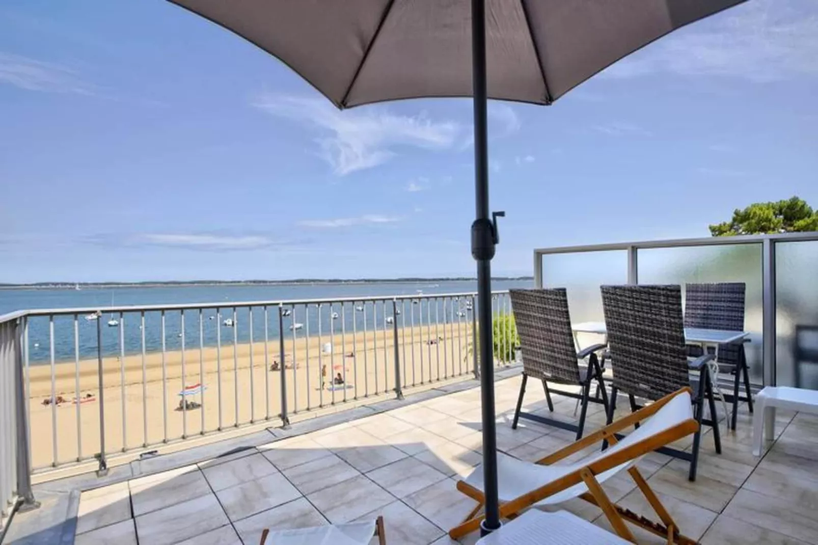 Résidence La Roseraie-Exterior in summer