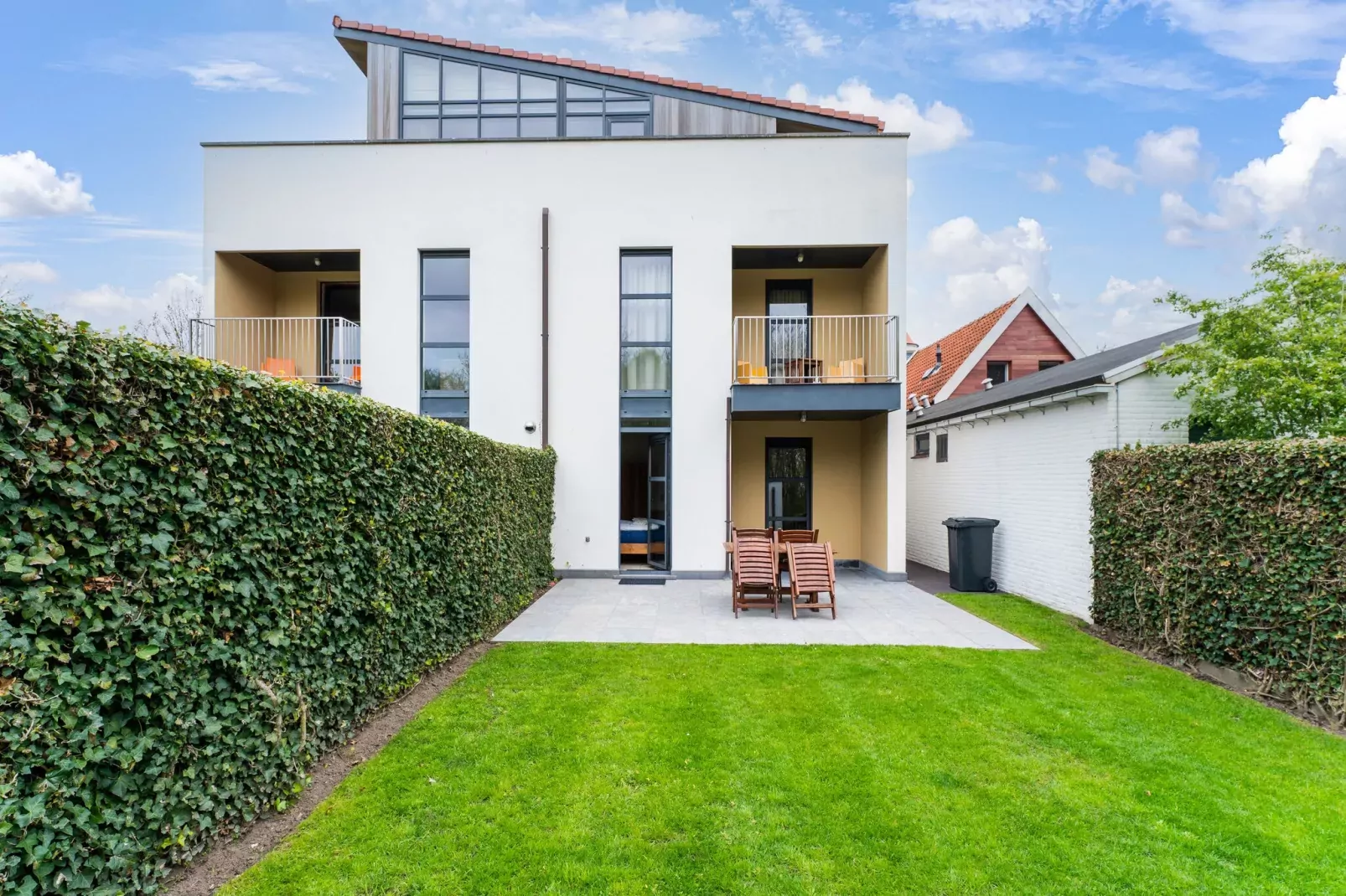 Stormvogel 1-Exterior in summer