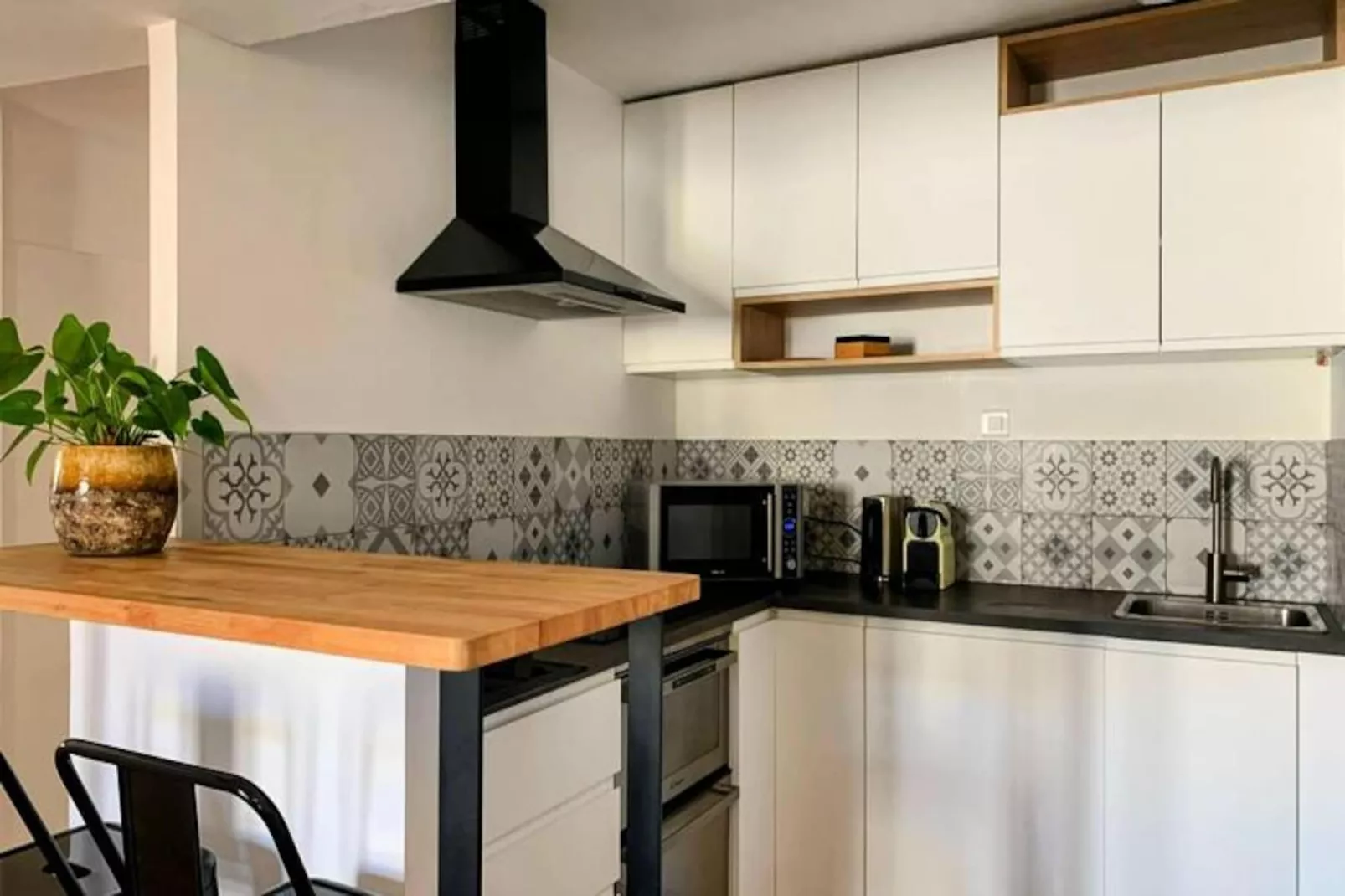 Les Toits De Sainte Ursule-Image-tags.