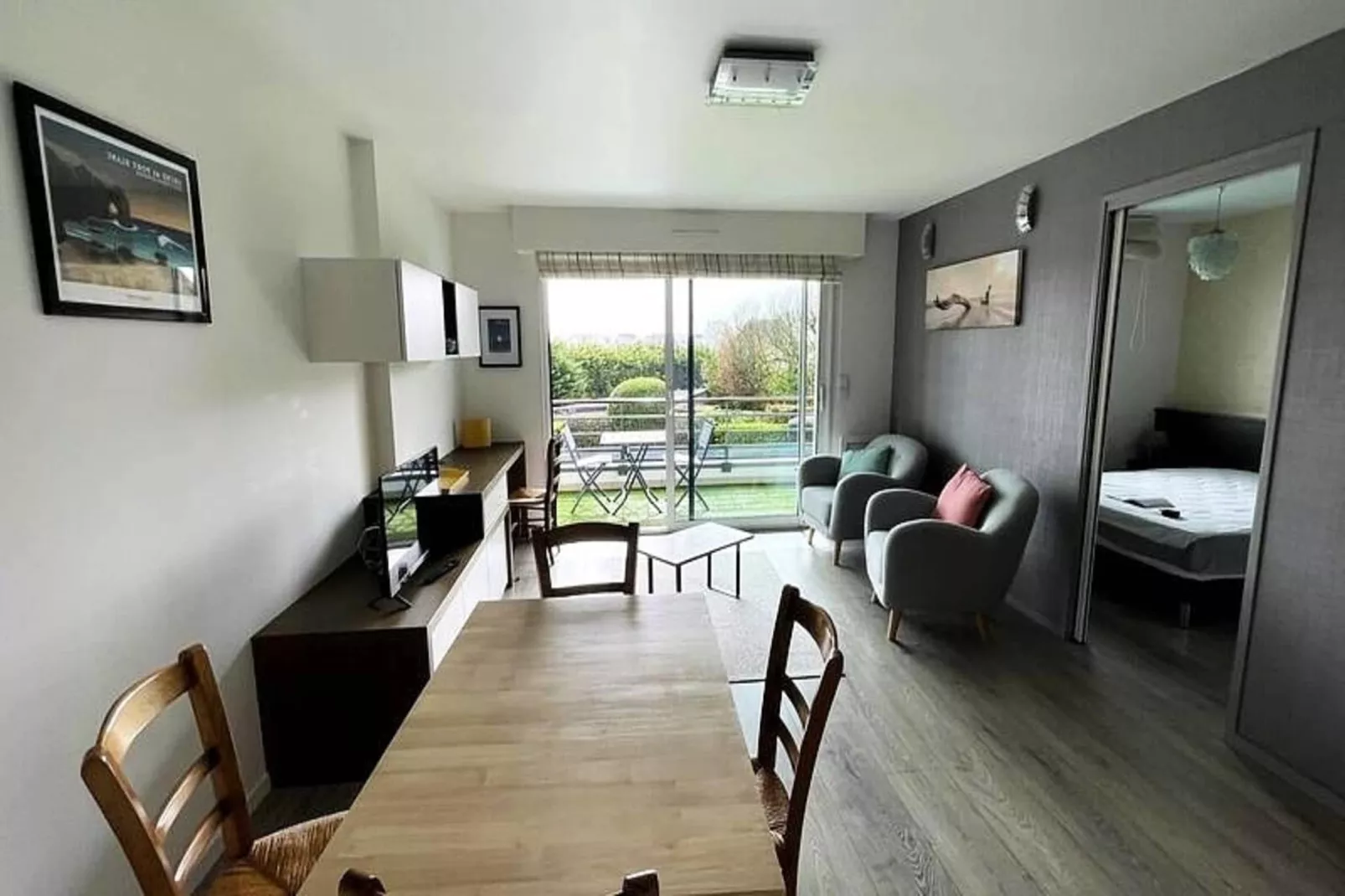 Résidence Bel Appartement En R&eacute;sidence Centre Ville  Avec Parking Class&eacute; 3*-Salle à manger