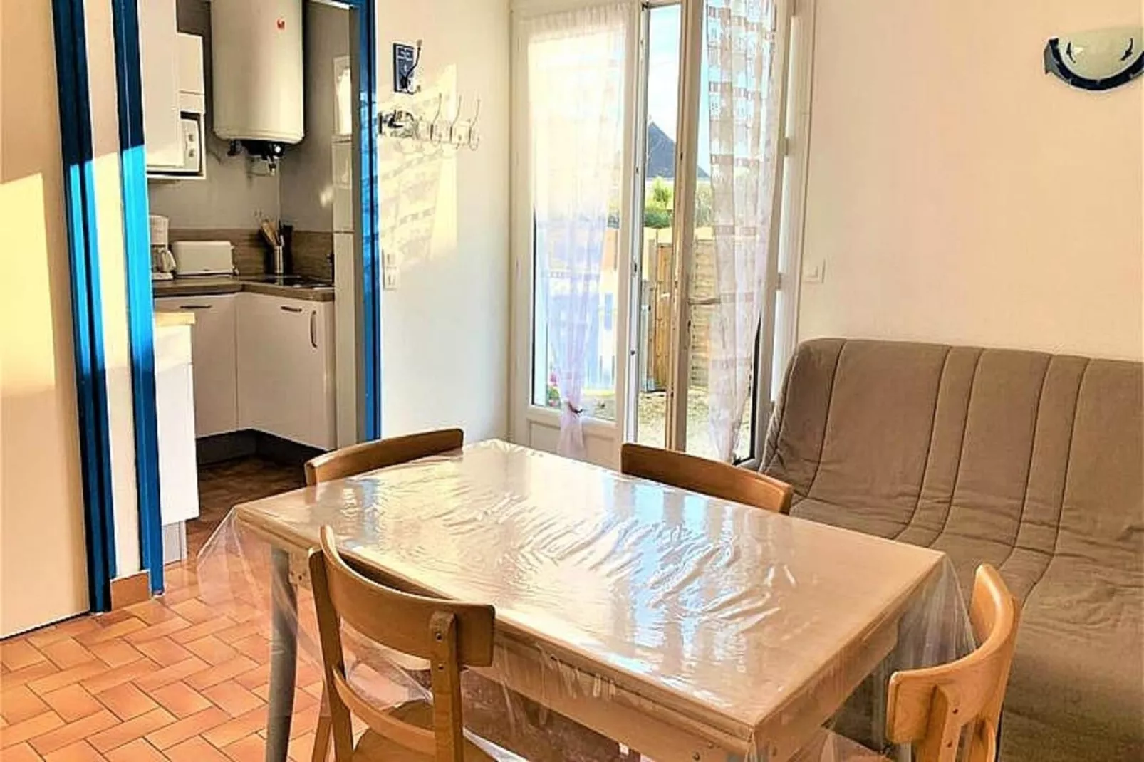 Résidence 28 Rue Des Corsaires-Dining room