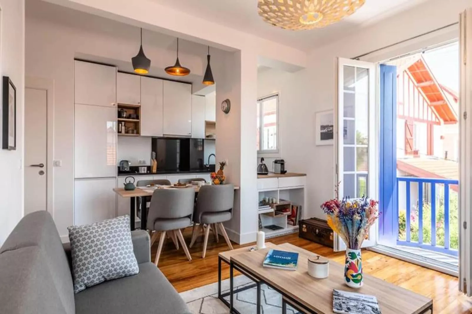 Superbe Appartement Plein De Charme Avec Balcon, 2ch, &agrave; 5min De La Plage-Living room