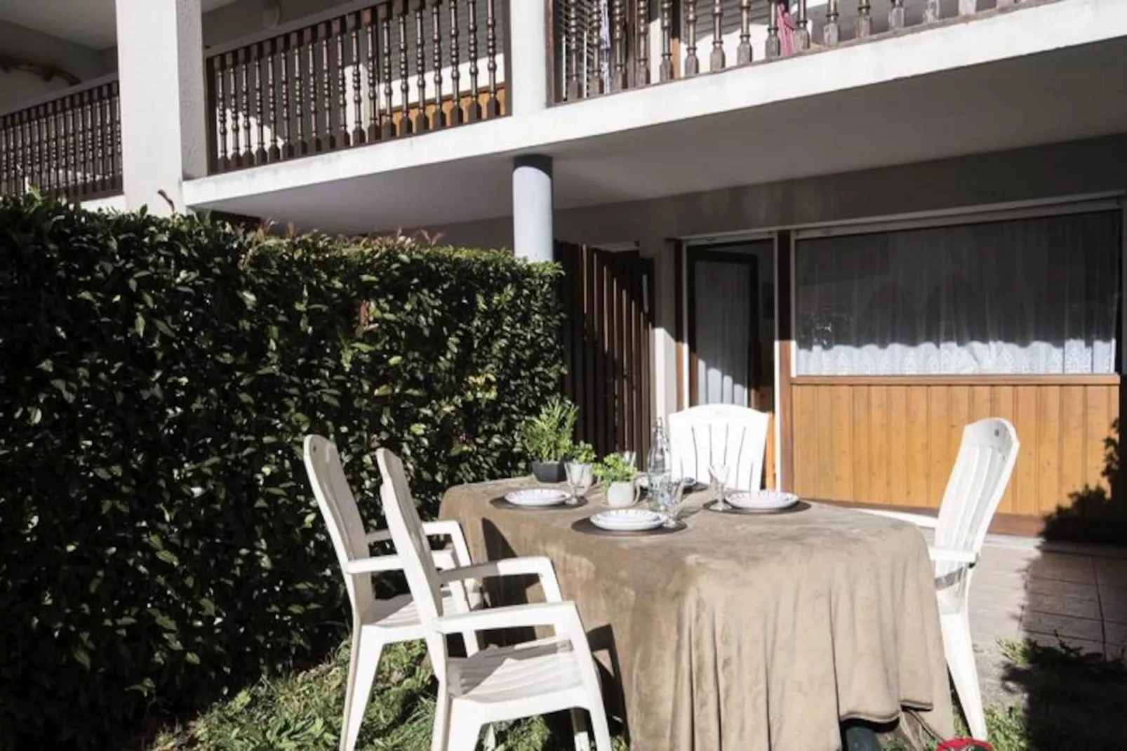 Résidence Arches Daure Bata-Image-tags.