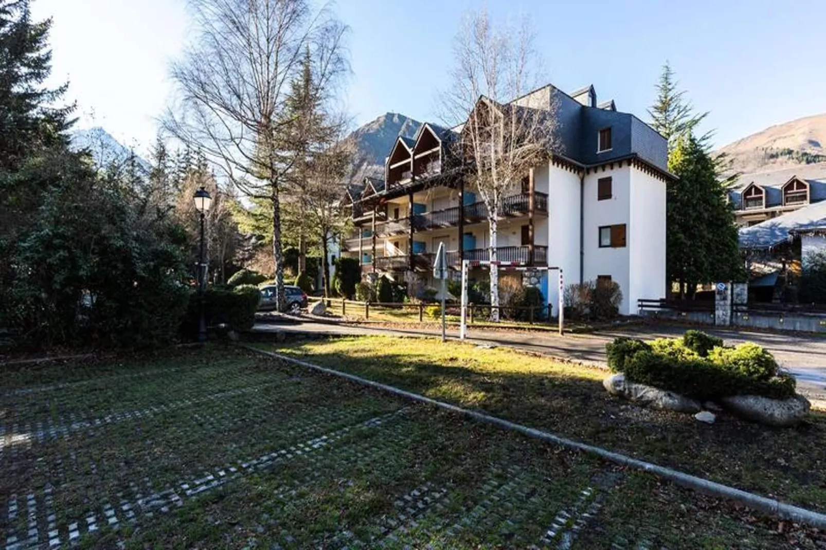 Residence Du Parc - Exterior in summer