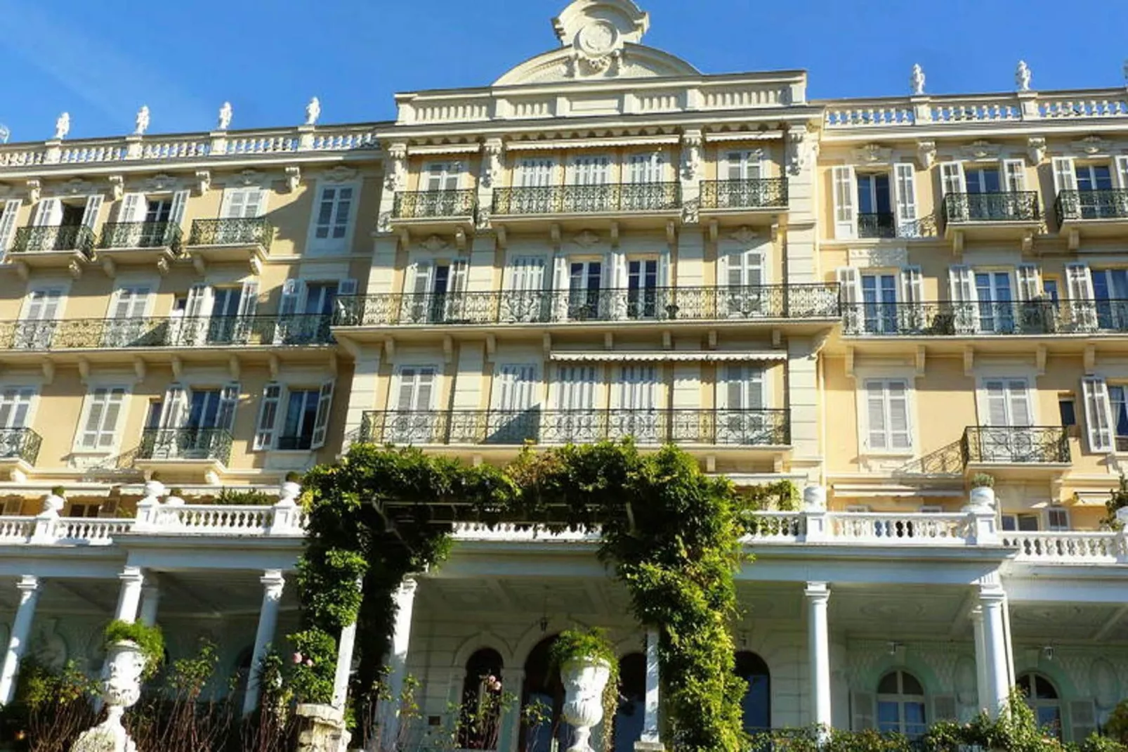 Résidence Le Splendide-Exterior in summer