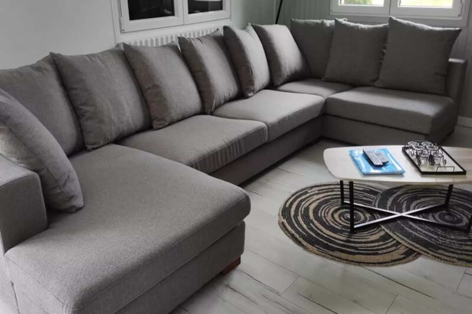 Confortable Chalet - Vue Sur Le Lac D&rsquo;aiguebelette-Image-tags.