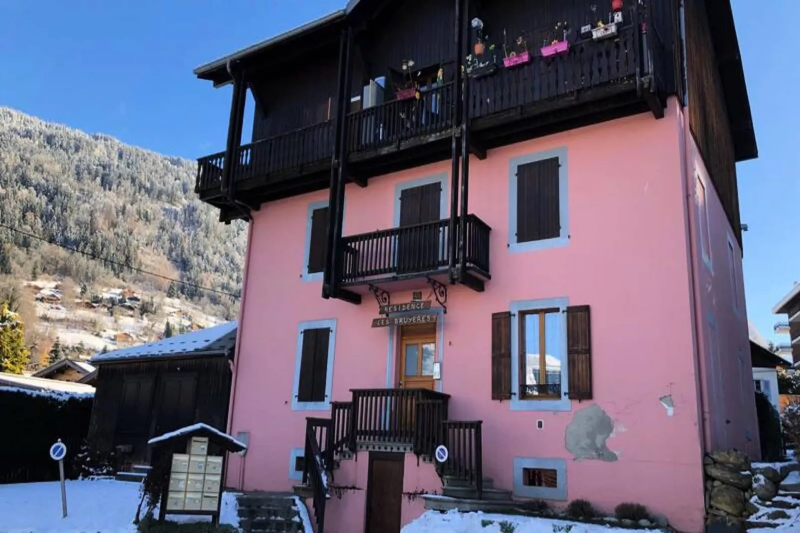 Résidence Les Bruyeres-Exterior in summer