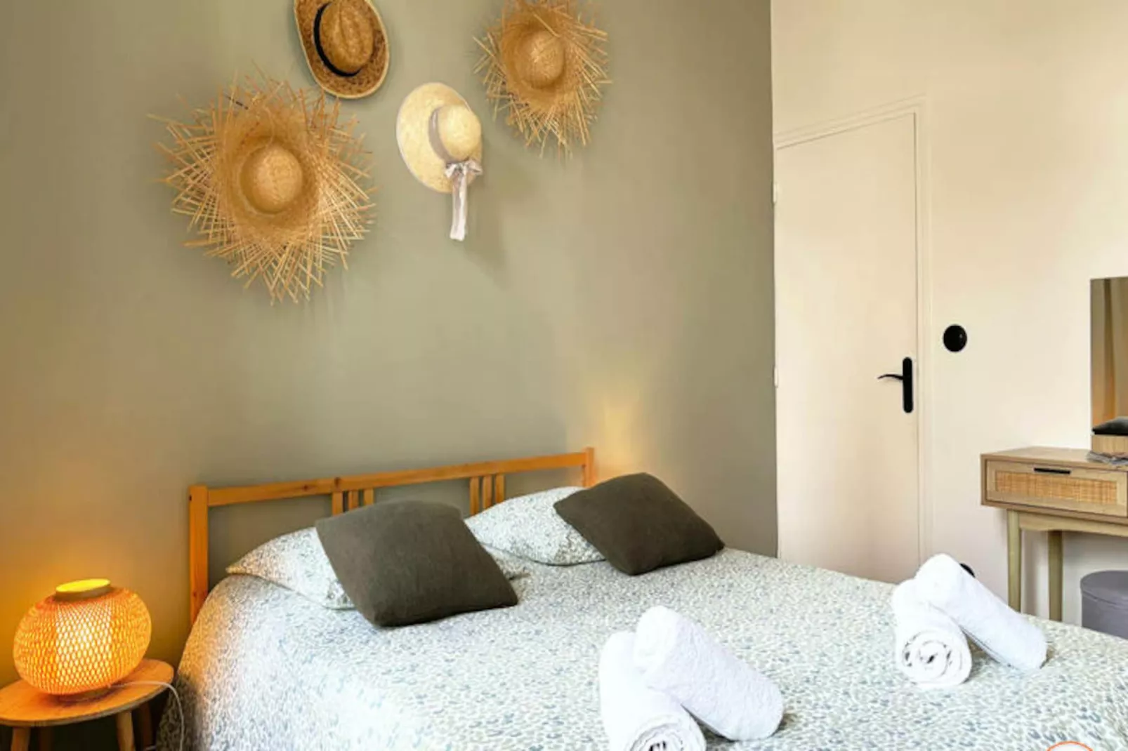 🌴 L'exotique - Vue Pl. Vieux March&eacute; - Standing-Image-tags.