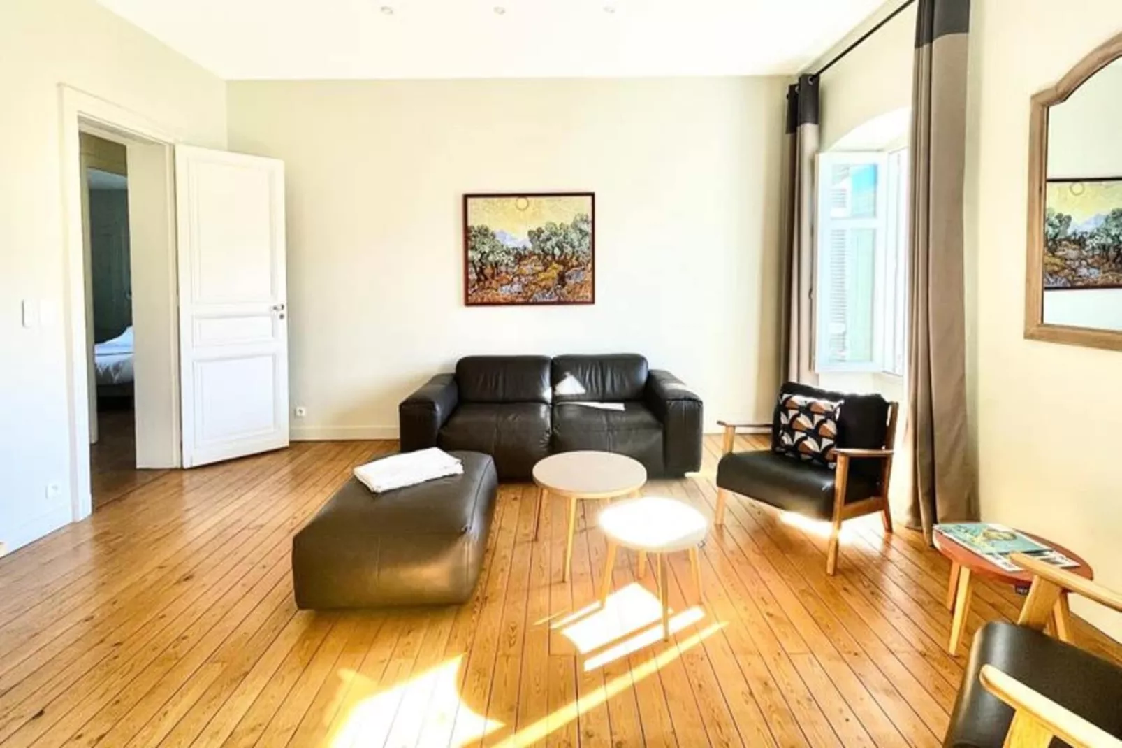 Magnifique Et Lumineux T3 De Charme Aux Quinconces Id&eacute;al Pour 4 Personnes-Exterior in summer