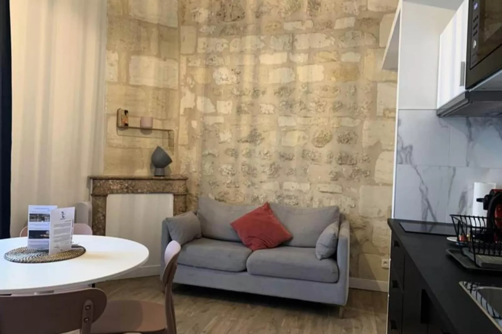 Appartement Avec Cachet En Duplex De 2 Chambres Situ&eacute; Vers La Gare St-jean-Living room