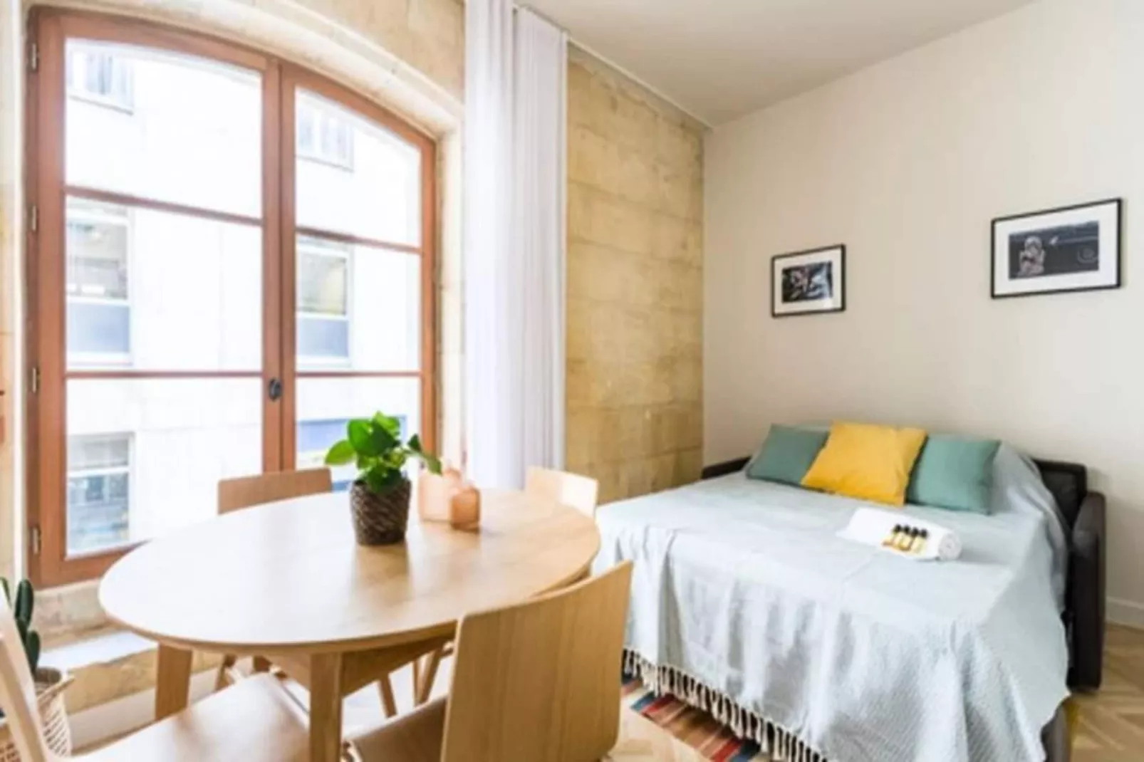 Superbe Appartement Typiquement Bordelais En Hypercentre Pour 4 Personnes-Dining room