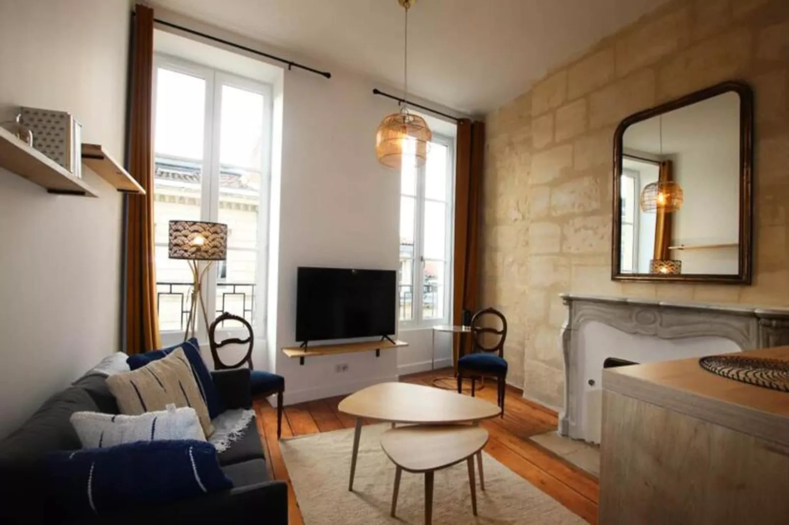Charmant Et Rayonnant Appartement De 55 M&sup2; Situ&eacute; Dans Le Coeur De Bordeaux-Salon